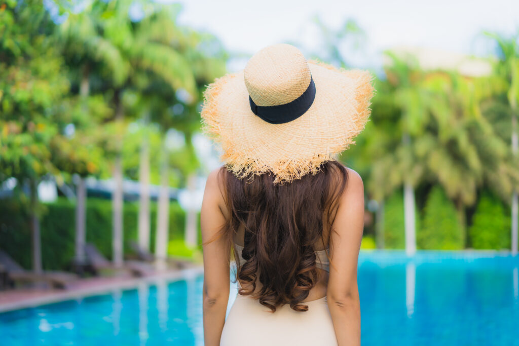 Sol, Piscina e Mar: Como Proteger o Cabelo das Férias de Verão