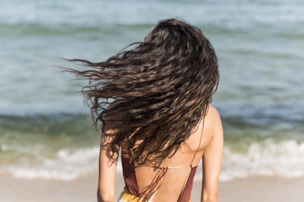 Cabelo Oleoso no Calor: É Normal Aumentar em Dezembro? O Que Fazer