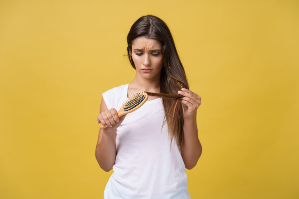 Queda de Cabelo Após o Uso Excessivo de Chapinha e Secador nas Festas: Como Proteger Seus Fios